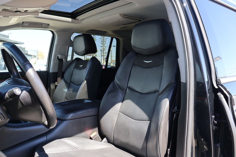 Cadillac Escalade Vehicle Full-screen Gallery Image 17