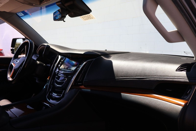Cadillac Escalade Vehicle Full-screen Gallery Image 19