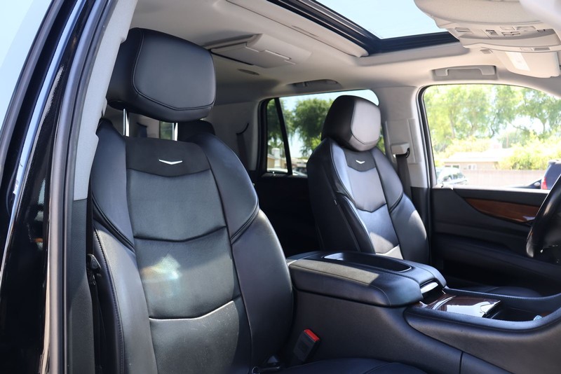 Cadillac Escalade Vehicle Full-screen Gallery Image 20