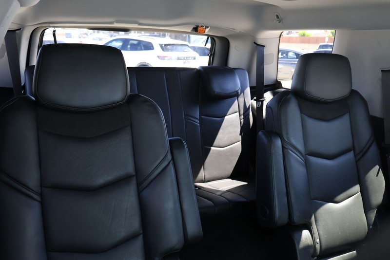 Cadillac Escalade Vehicle Full-screen Gallery Image 21