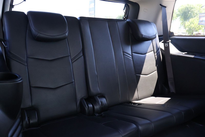 Cadillac Escalade Vehicle Full-screen Gallery Image 22