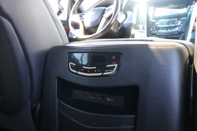 Cadillac Escalade Vehicle Full-screen Gallery Image 23