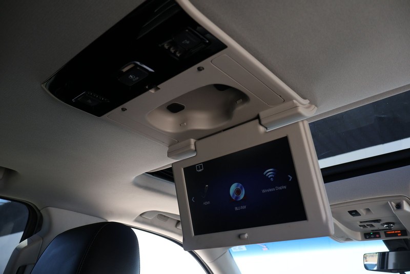 Cadillac Escalade Vehicle Full-screen Gallery Image 24