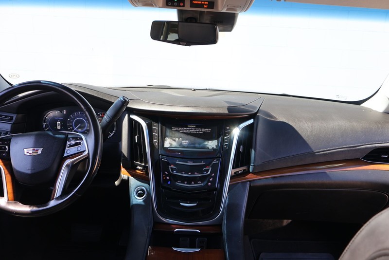 Cadillac Escalade Vehicle Full-screen Gallery Image 25