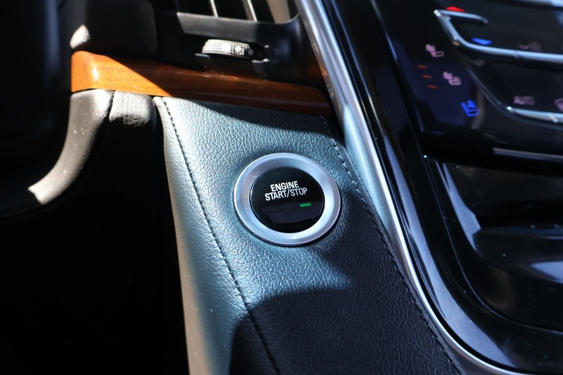 Cadillac Escalade Vehicle Full-screen Gallery Image 28