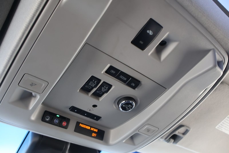 Cadillac Escalade Vehicle Full-screen Gallery Image 30