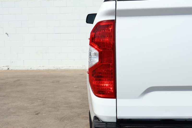 Toyota Tundra Vehicle Full-screen Gallery Image 07