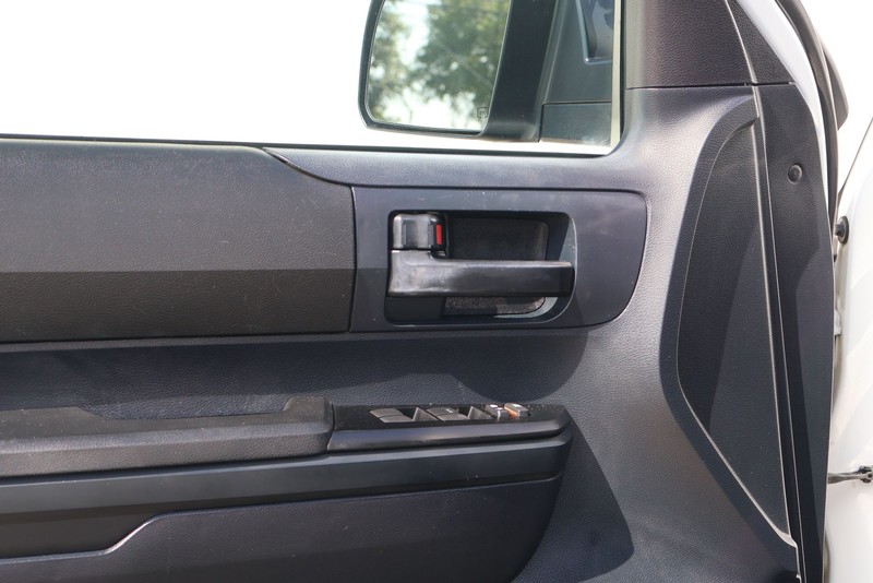 Toyota Tundra Vehicle Full-screen Gallery Image 15