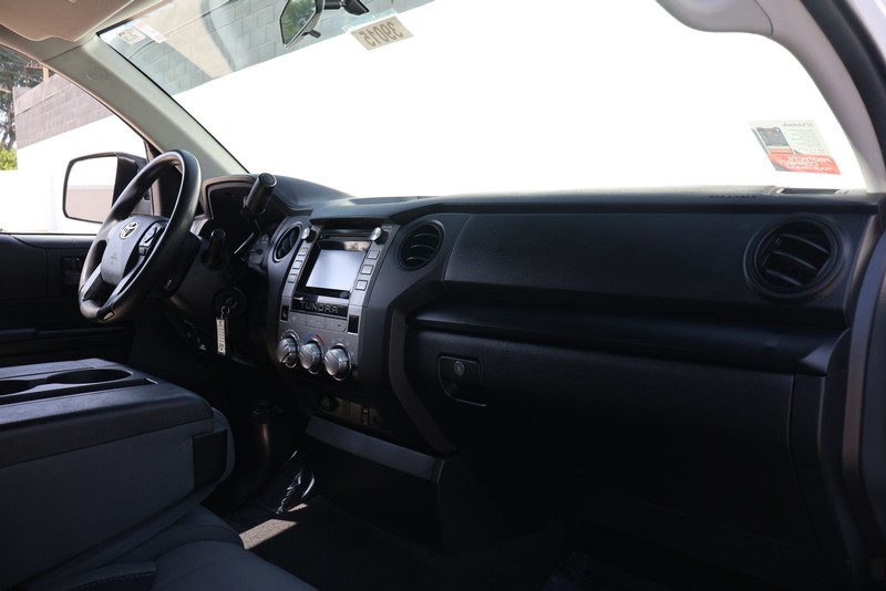 Toyota Tundra Vehicle Full-screen Gallery Image 19