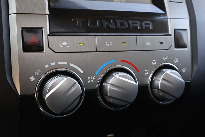 Toyota Tundra Vehicle Full-screen Gallery Image 31
