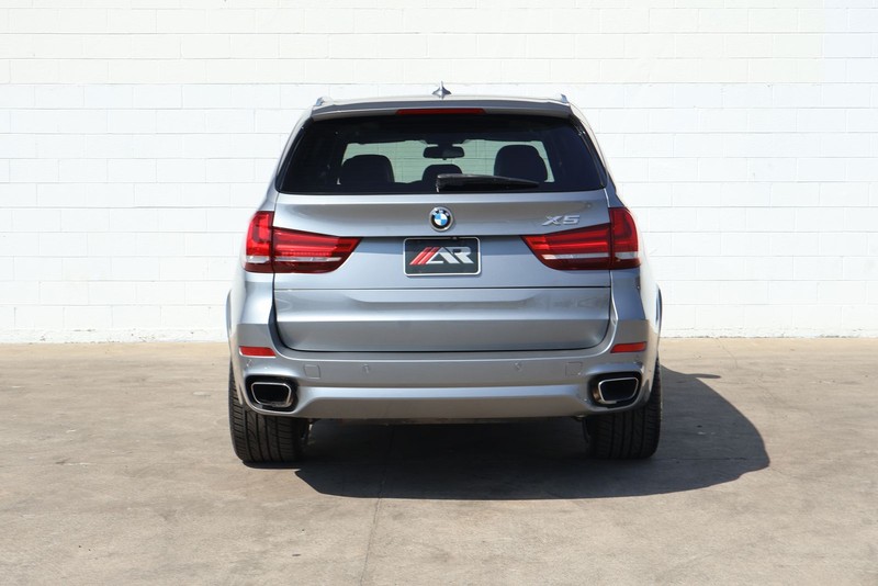 BMW X5 Vehicle Full-screen Gallery Image 06