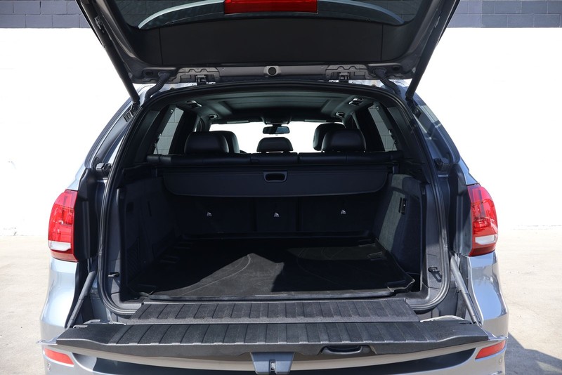 BMW X5 Vehicle Full-screen Gallery Image 08