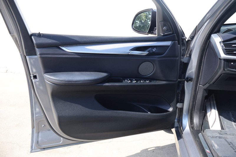 BMW X5 Vehicle Full-screen Gallery Image 14