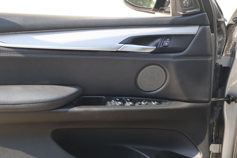 BMW X5 Vehicle Full-screen Gallery Image 15