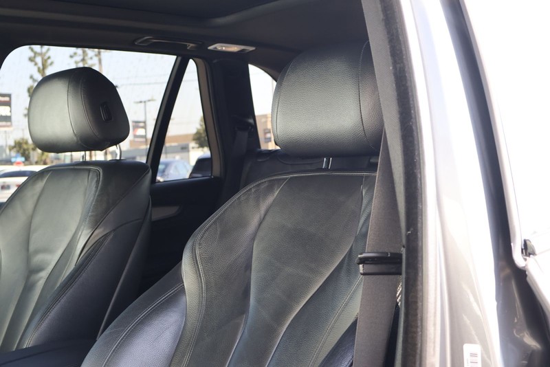 BMW X5 Vehicle Full-screen Gallery Image 18