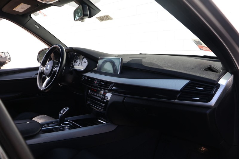 BMW X5 Vehicle Full-screen Gallery Image 19