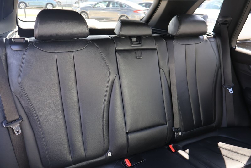 BMW X5 Vehicle Full-screen Gallery Image 21