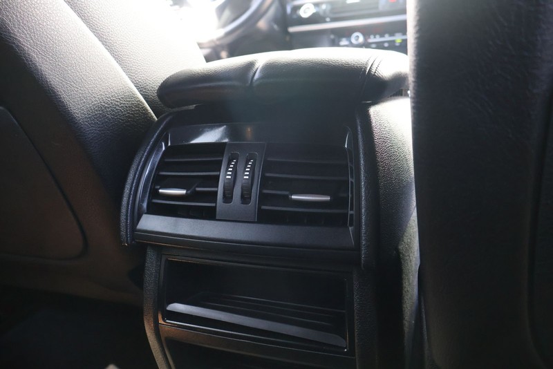 BMW X5 Vehicle Full-screen Gallery Image 22