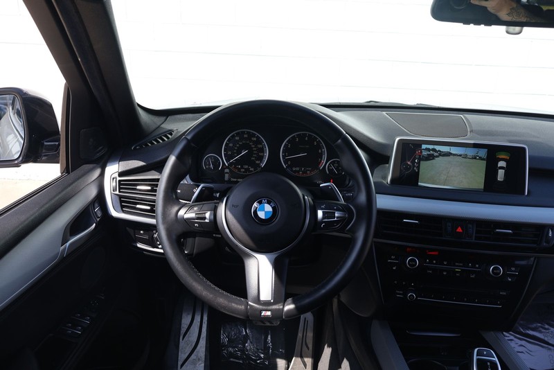 BMW X5 Vehicle Full-screen Gallery Image 25