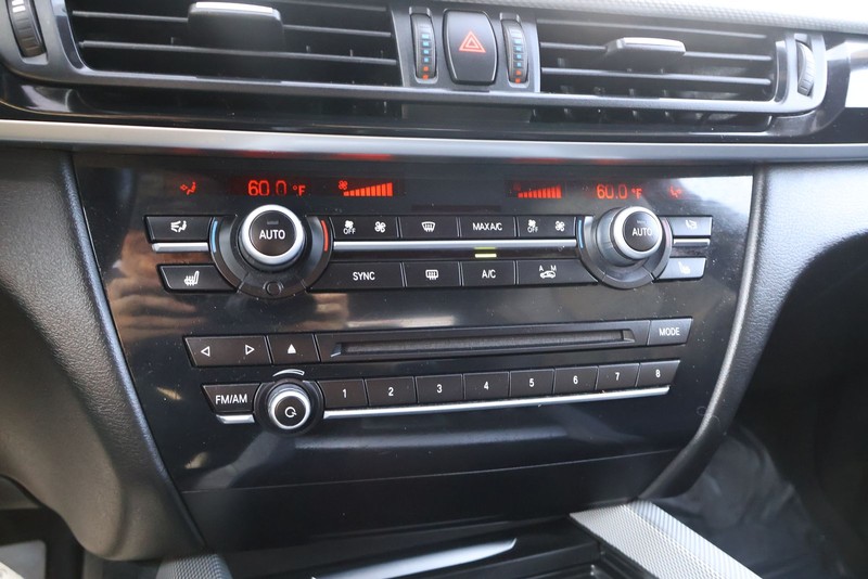 BMW X5 Vehicle Full-screen Gallery Image 31