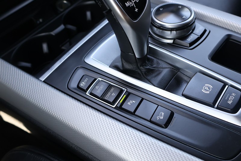 BMW X5 Vehicle Full-screen Gallery Image 33