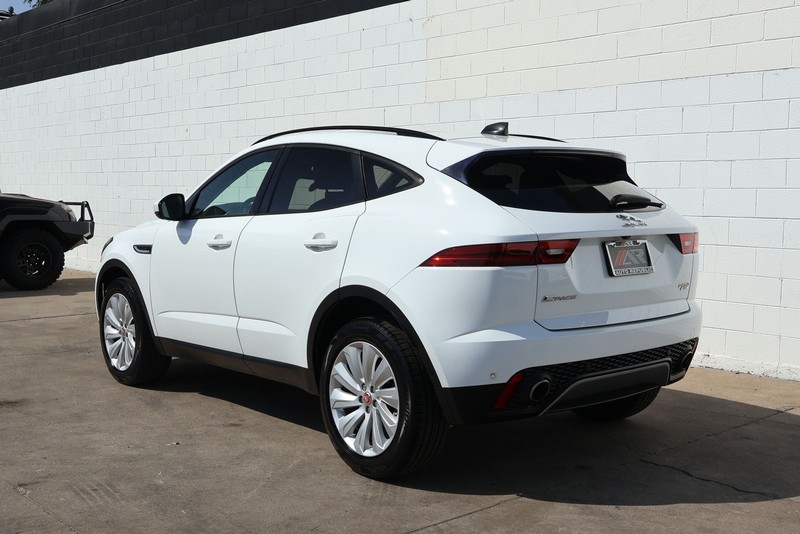 Jaguar E-PACE Vehicle Full-screen Gallery Image 06