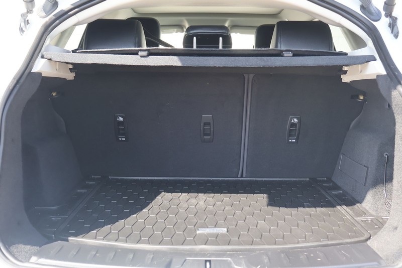 Jaguar E-PACE Vehicle Full-screen Gallery Image 09