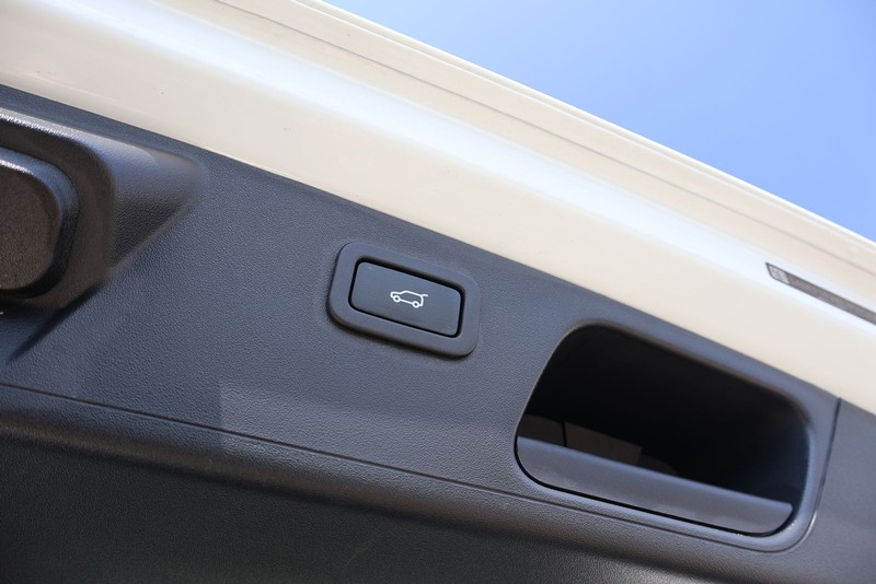 Jaguar E-PACE Vehicle Full-screen Gallery Image 10