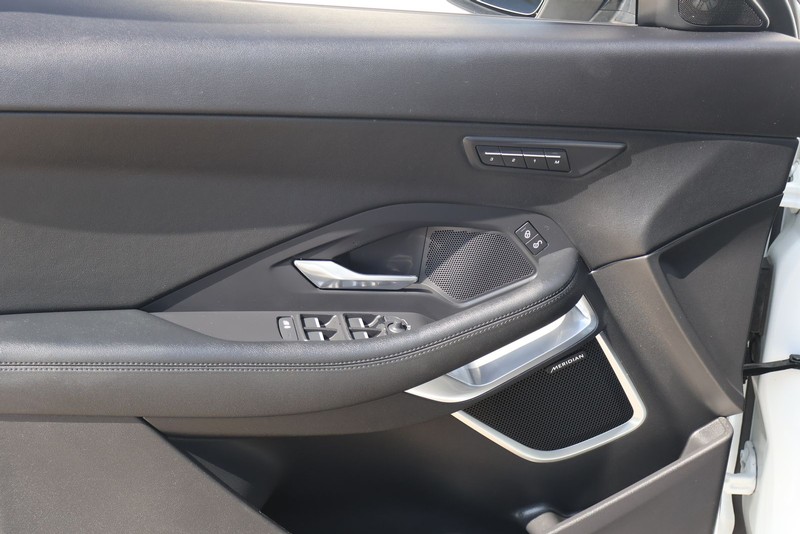 Jaguar E-PACE Vehicle Full-screen Gallery Image 15