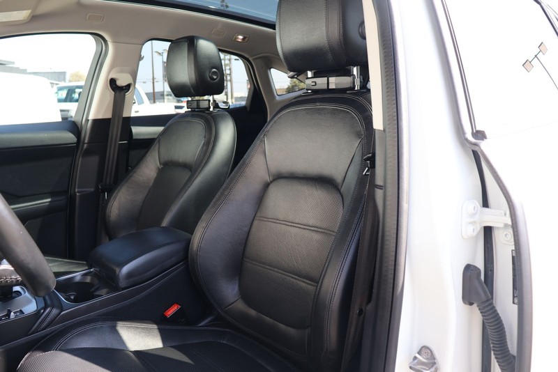 Jaguar E-PACE Vehicle Full-screen Gallery Image 16