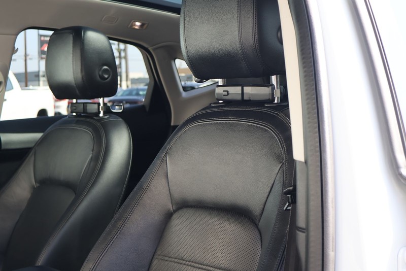 Jaguar E-PACE Vehicle Full-screen Gallery Image 17