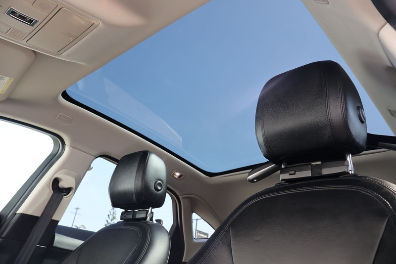 Jaguar E-PACE Vehicle Full-screen Gallery Image 18