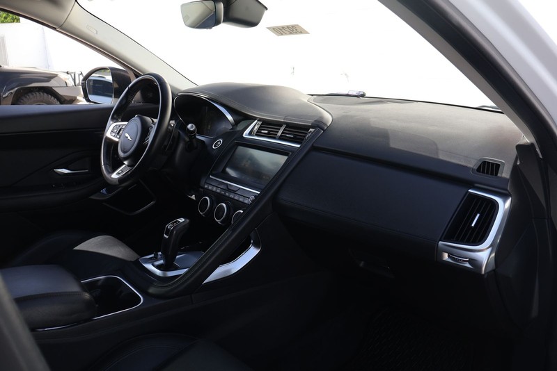 Jaguar E-PACE Vehicle Full-screen Gallery Image 19