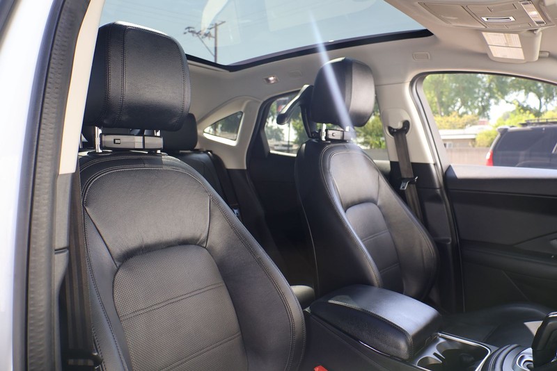 Jaguar E-PACE Vehicle Full-screen Gallery Image 20