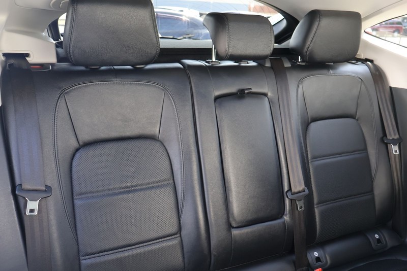 Jaguar E-PACE Vehicle Full-screen Gallery Image 24