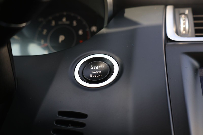 Jaguar E-PACE Vehicle Full-screen Gallery Image 28