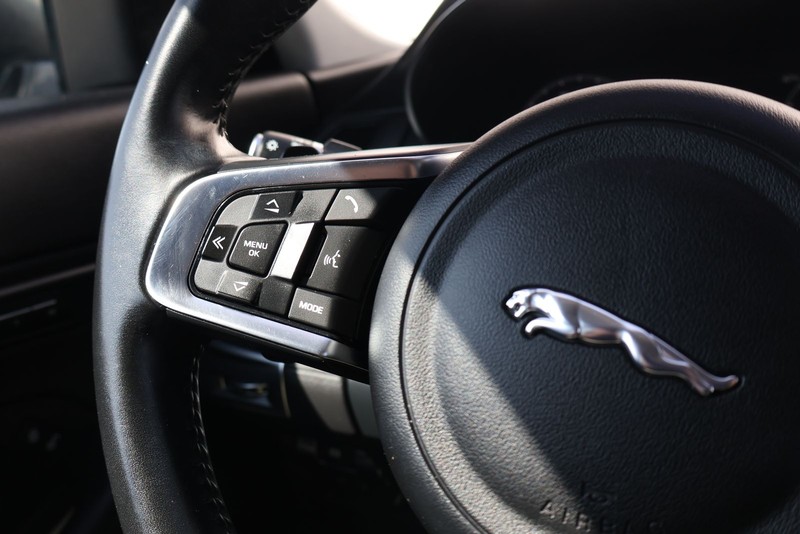 Jaguar E-PACE Vehicle Full-screen Gallery Image 30