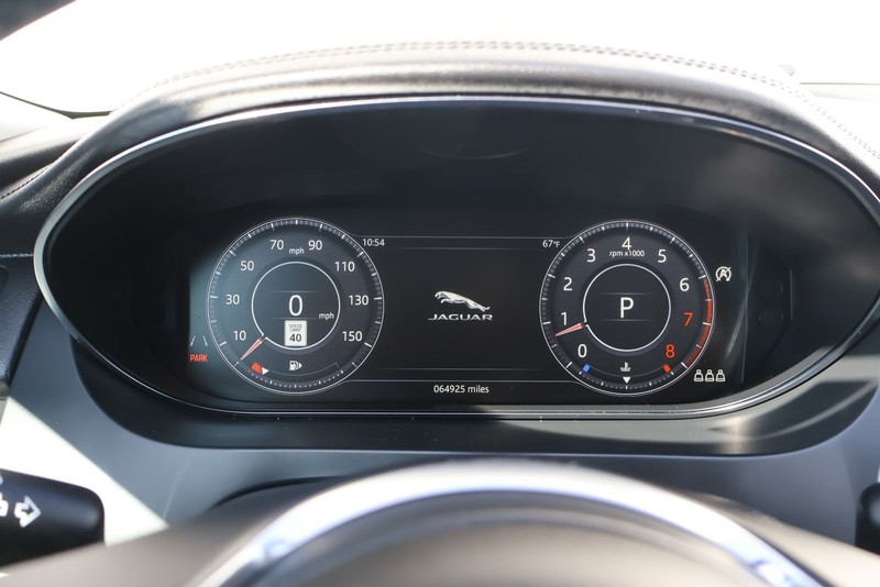 Jaguar E-PACE Vehicle Full-screen Gallery Image 31