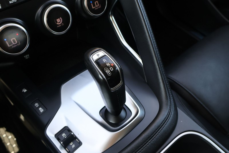 Jaguar E-PACE Vehicle Full-screen Gallery Image 32