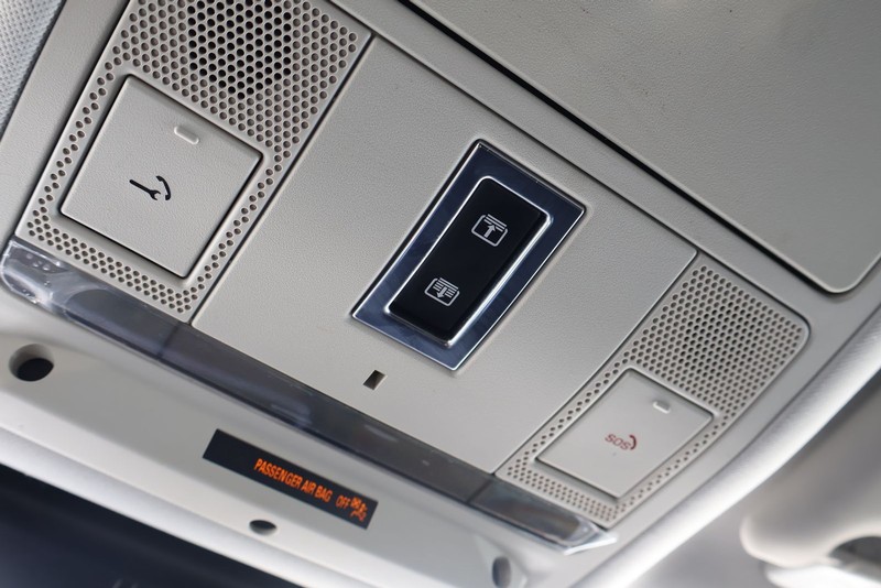 Jaguar E-PACE Vehicle Full-screen Gallery Image 33