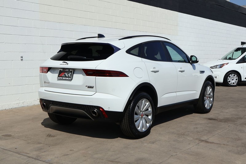 Jaguar E-PACE Vehicle Full-screen Gallery Image 35