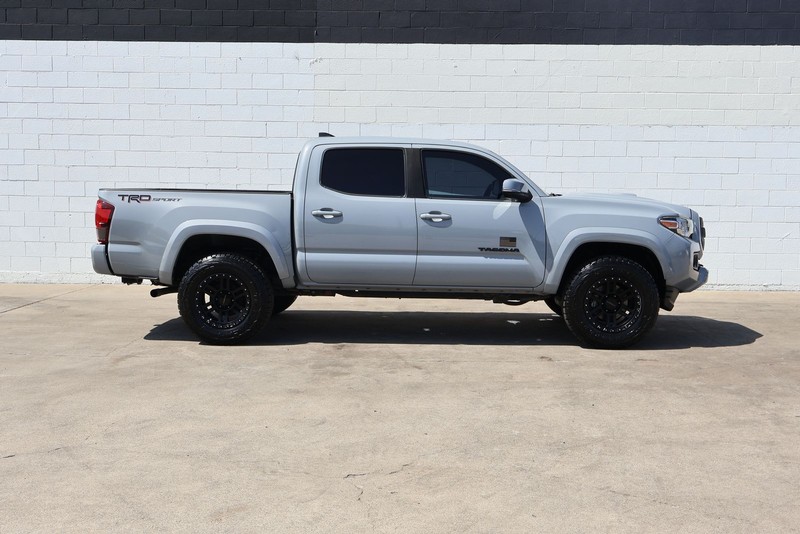 Toyota Tacoma Vehicle Full-screen Gallery Image 01