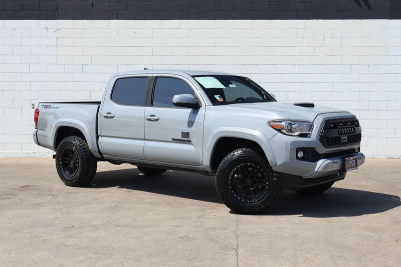 Toyota Tacoma Vehicle Full-screen Gallery Image 02