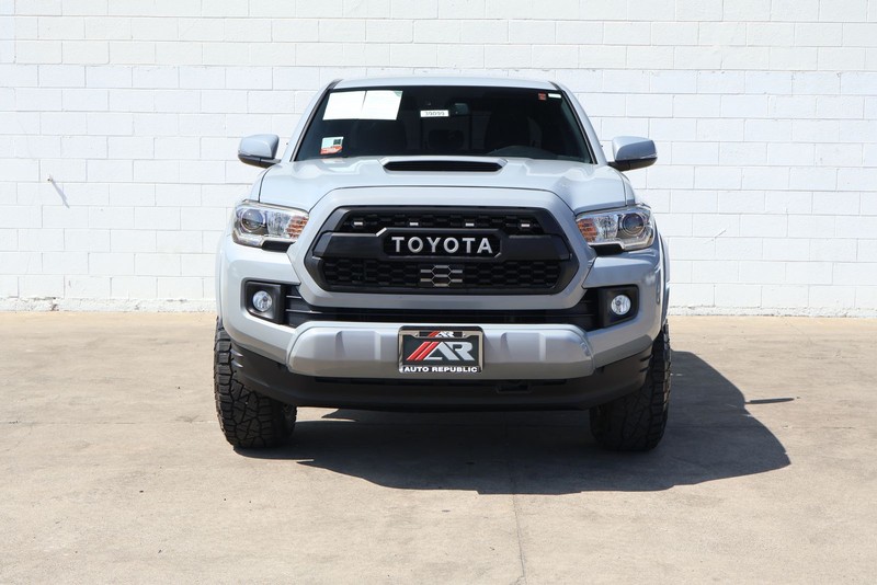 Toyota Tacoma Vehicle Full-screen Gallery Image 03