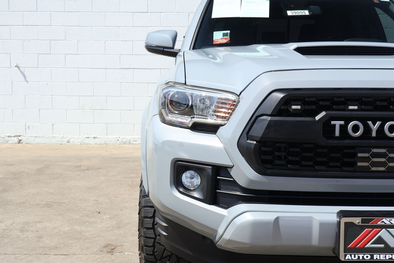 Toyota Tacoma Vehicle Full-screen Gallery Image 04