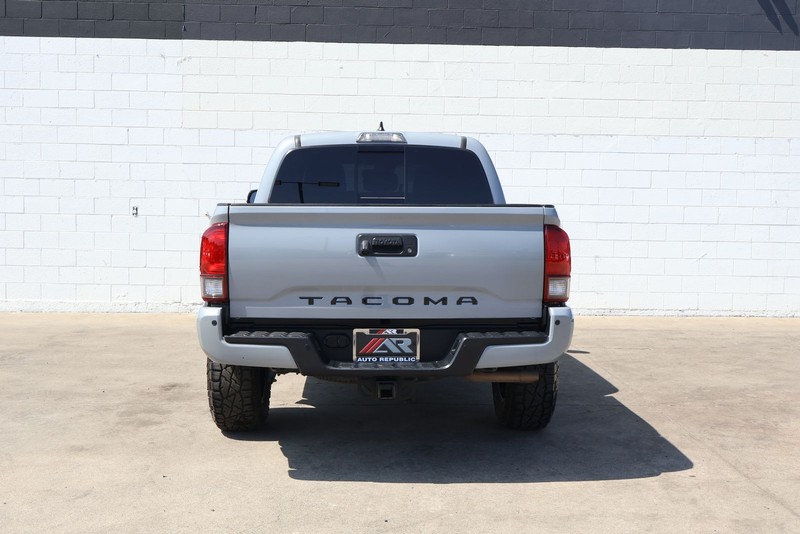 Toyota Tacoma Vehicle Full-screen Gallery Image 06