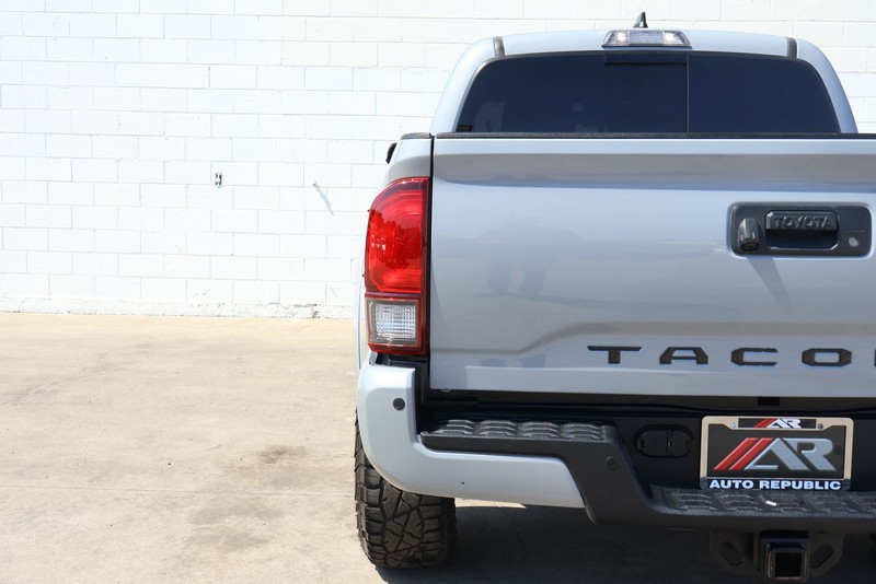 Toyota Tacoma Vehicle Full-screen Gallery Image 07