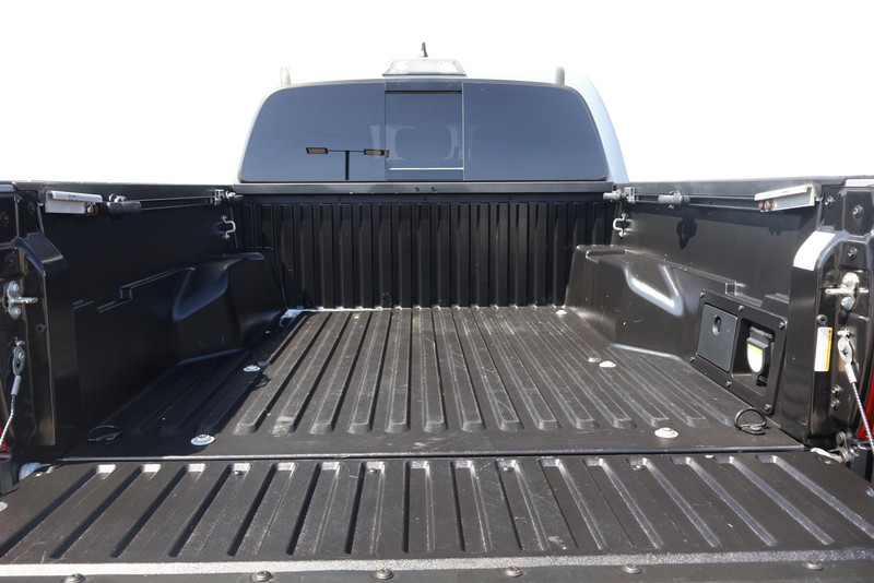 Toyota Tacoma Vehicle Full-screen Gallery Image 08