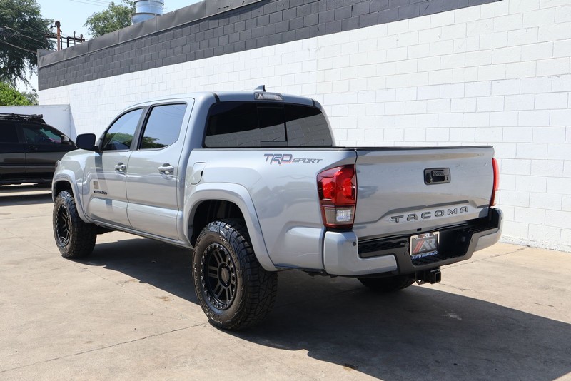 Toyota Tacoma Vehicle Full-screen Gallery Image 09