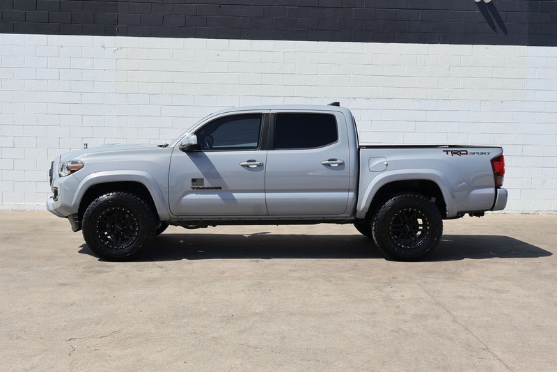 Toyota Tacoma Vehicle Full-screen Gallery Image 10